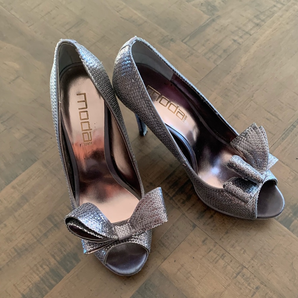 Moda sequins heels with a bow